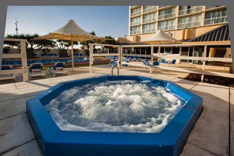 Chateau Beachside Resort - Sunshine Coast Tourism 1