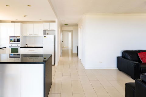Burgess @ Kings Beach Apartments - Sunshine Coast Tourism 14