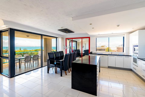 Burgess @ Kings Beach Apartments - Sunshine Coast Tourism 12