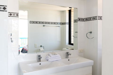 Burgess @ Kings Beach Apartments - Sunshine Coast Tourism 15
