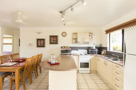 Marcol Place Holiday Apartments - Sunshine Coast Tourism 4