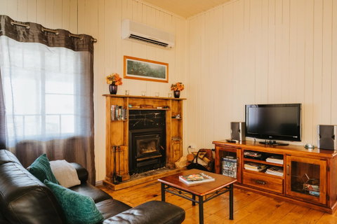Apple Blossom Cottages - Sunshine Coast Tourism 6