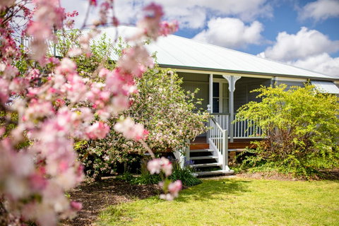 Apple Blossom Cottages - Sunshine Coast Tourism 1