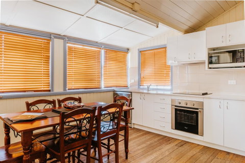 Apple Blossom Cottages - Sunshine Coast Tourism 7