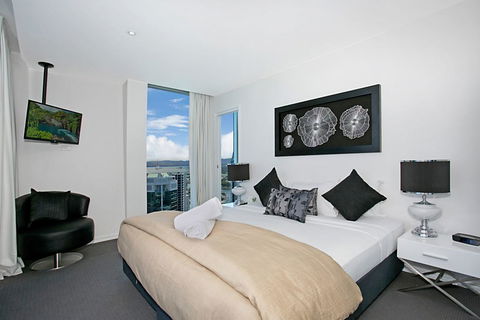 Number 1 H Residences - WiFi, Parking & More By Gold Coast Holidays - Holiday Sunshine Coast 7