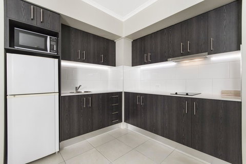 Sunshine Tower Hotel - Sunshine Coast Tourism 21