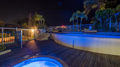 Sunshine Tower Hotel - Sunshine Coast Tourism 12