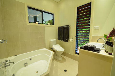 Misty Mountains Rainforest Retreat - Sunshine Coast Tourism 12