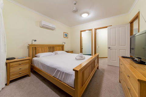 Paradise Penthouse At Waves - Airlie Beach - Holiday Sunshine Coast 12