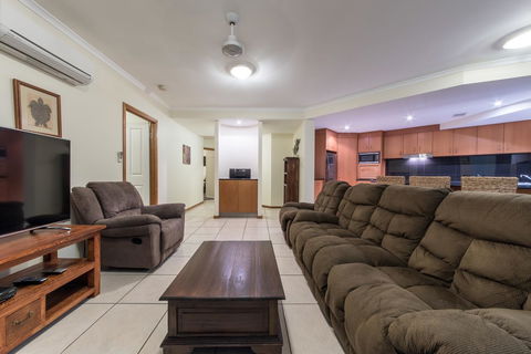 Paradise Penthouse At Waves - Airlie Beach - Holiday Sunshine Coast 8
