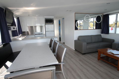 Coomera Houseboats - Sunshine Coast Tourism 15
