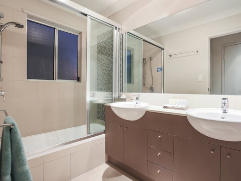 Hamilton Executive - Holiday Sunshine Coast 10