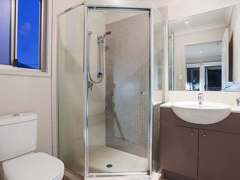 Hamilton Executive - Holiday Sunshine Coast 8