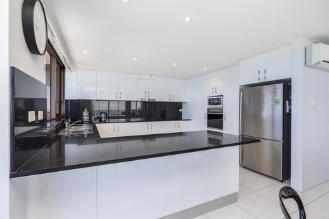 Surfers Aquarius On The Beach - Sunshine Coast Tourism 6