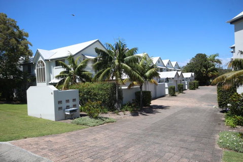 Waters Edge - Sunshine Coast Tourism 0