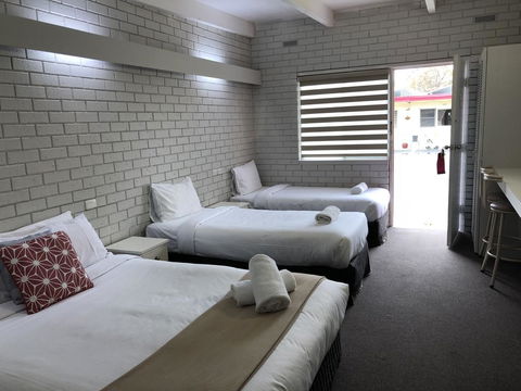 Wattle Motel - Sunshine Coast Tourism 3