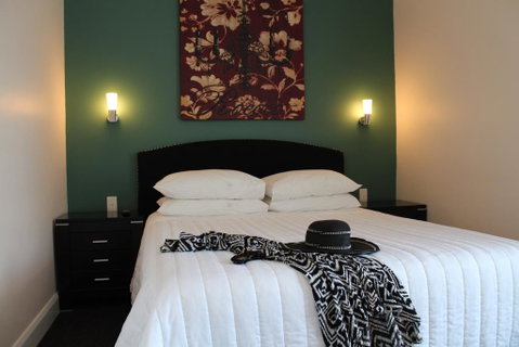 Whale Inn & Restaurant - Sunshine Coast Tourism 0