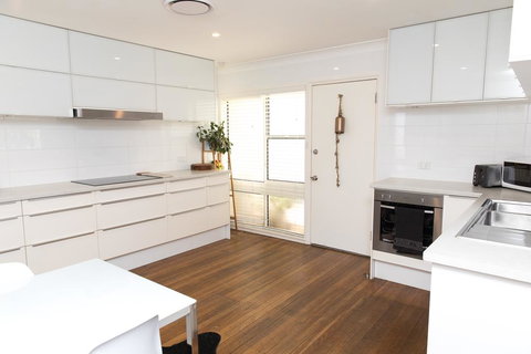 White Beach Cottage - Holiday Sunshine Coast 1