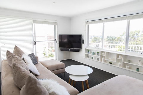 White Beach Cottage - Holiday Sunshine Coast 3