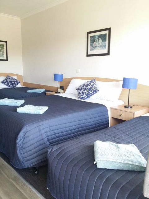 White Manor Motel - Sunshine Coast Tourism 3