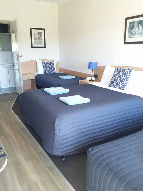 White Manor Motel - Sunshine Coast Tourism 2