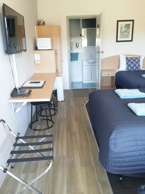 White Manor Motel - Sunshine Coast Tourism 1
