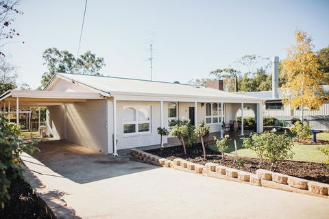 White On Wright Clare - Holiday Sunshine Coast 1
