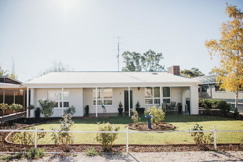 White On Wright Clare - Holiday Sunshine Coast 0