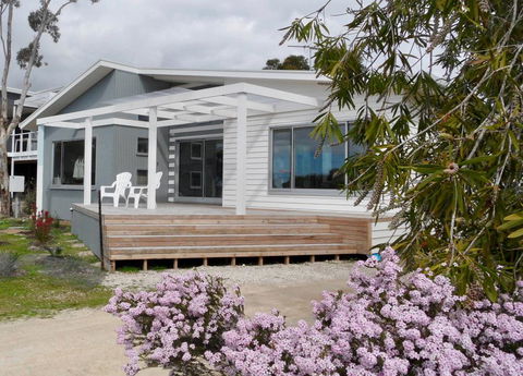 WHITE SHELLS HOLIDAY RENTAL - Sunshine Coast Tourism 0