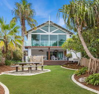 WHITE WASH ON SHE OAK - Holiday Sunshine Coast