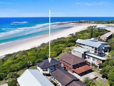 White Waves On The Beach - Sunshine Coast Tourism 2