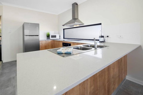 WHITSUNDAY Brand New Townhouse Close To Boardwalk - Holiday Sunshine Coast 1