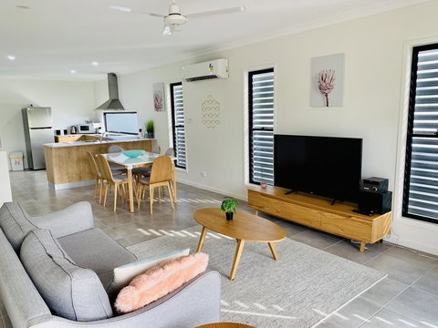 WHITSUNDAY Brand New Townhouse Close To Boardwalk - Holiday Sunshine Coast 0
