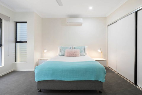 WHITSUNDAY Brand New Townhouse Close To Boardwalk - Holiday Sunshine Coast 2