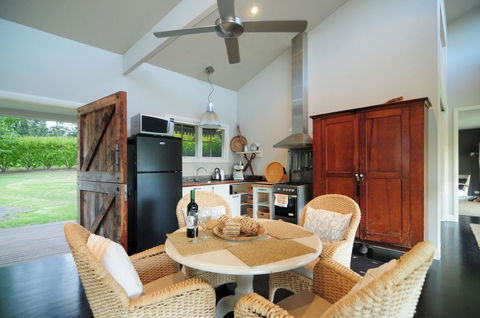 Willabrook Retreat - Mojo Cottage - Romantic Escape! - Holiday Sunshine Coast 3