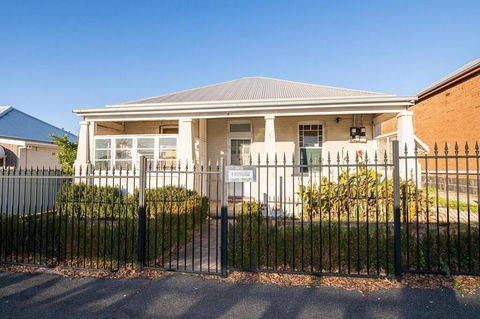 William Cottage Central Heritage Home - Holiday Sunshine Coast 3