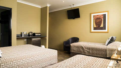 Windsor Castle Hotel - Holiday Sunshine Coast 1