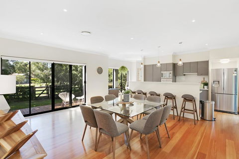 Wine Down - Holiday Sunshine Coast 1