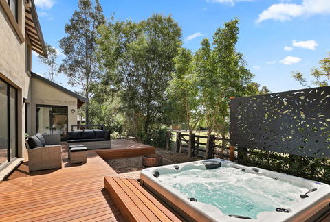 Wine Down - Holiday Sunshine Coast 0