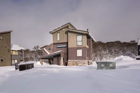 Winterfell - Sunshine Coast Tourism 0