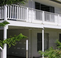 Wonky Pine Beach House NARRWALLEE- 4 bedroom - Sunshine Coast Tourism
