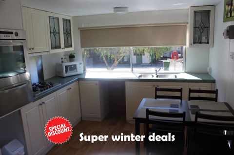 Wonky Stables Holiday Park - Sunshine Coast Tourism 0