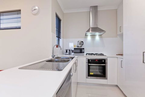 Woodlands - Home With A View - Sunshine Coast Tourism 3
