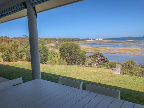 Wrightaway - Holiday Sunshine Coast 0