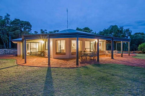 Yallingup Pet Friendly Bush Retreat - Holiday Sunshine Coast 0