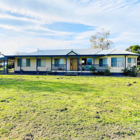 Yarragon 4 Bedroom House In Gippsland - Sunshine Coast Tourism 3