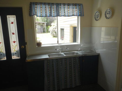 Yarram Cottage: Art And Accommodation - Sunshine Coast Tourism 2