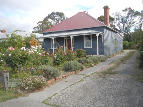 Yarram Cottage: Art And Accommodation - Sunshine Coast Tourism 1