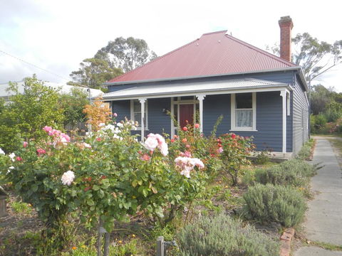 Yarram Cottage: Art And Accommodation - Sunshine Coast Tourism 0