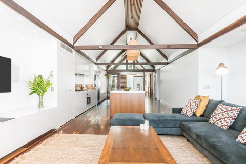 Your Luxury Escape - On The Bay - Stunning Beachfront Apartment - Holiday Sunshine Coast 2